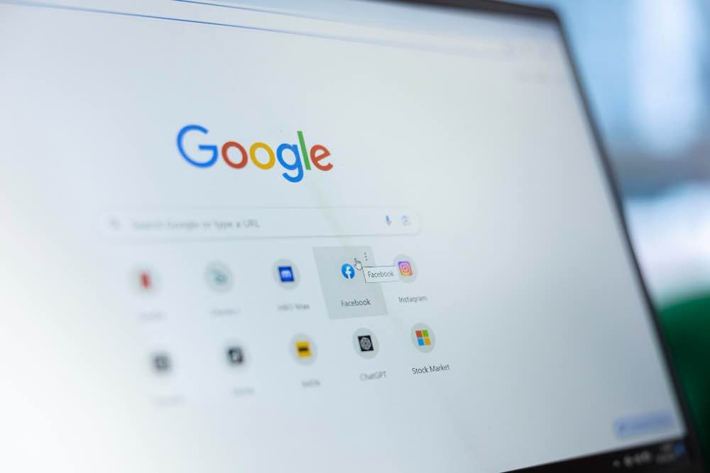 Ordinateur affichant les résultats de recherche Google pour une agence digitale à Lyon.