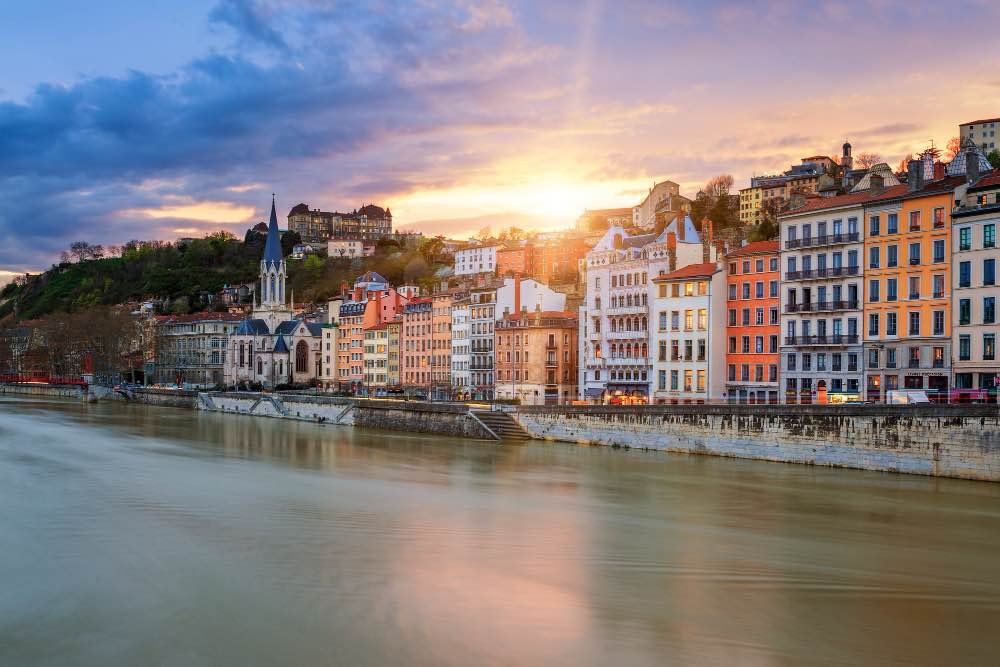 Vue panoramique des quais de Saône pour illustrer le référencement naturel à Lyon par l'agence Hiram Vision.